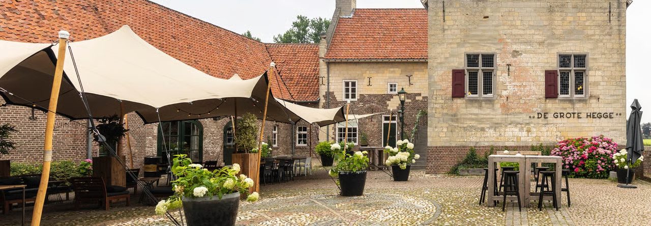 Het binnenhof met stretchtent