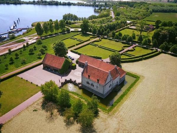 De kasteelhoeve vanuit de lucht