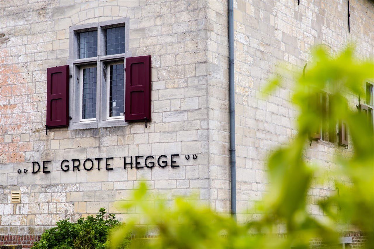 De gevel met de naam De Grote Hegge