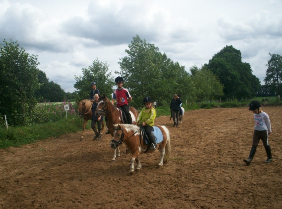 Cemenne en Darryl als kind op de manege
